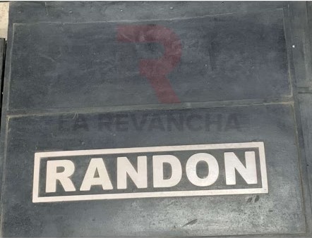 Guardafango de goma RANDON 640 x 525mm. Letras BLANCAS